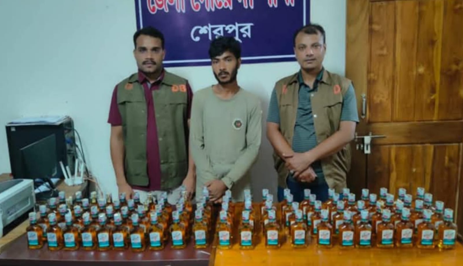 নালিতাবাড়ীতে ডিবি পুলিশের অভিযানে ভারতীয় মদ সহ আটক -১