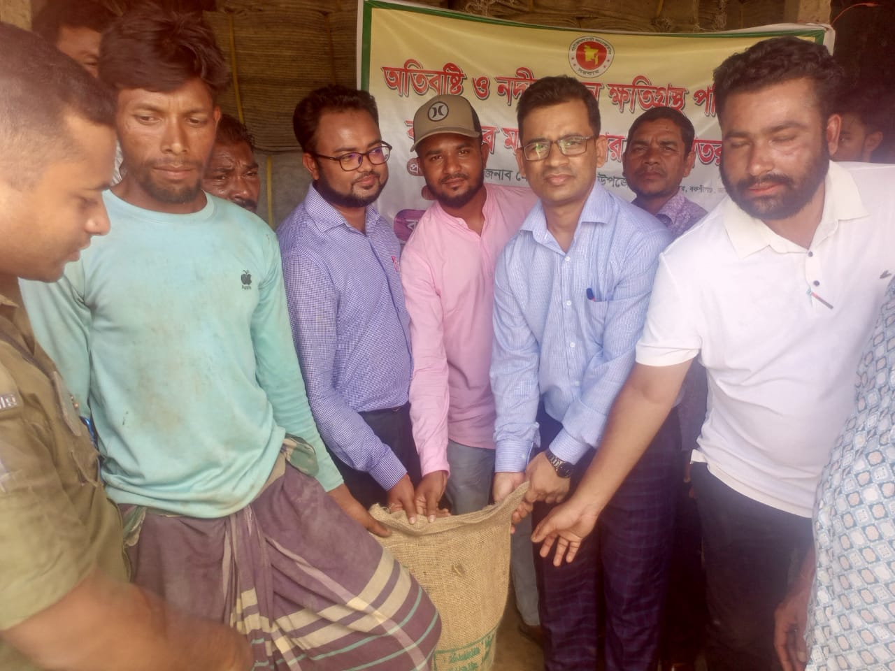 বকশীগঞ্জ ভিজিএফের  চাল বিতরণ 