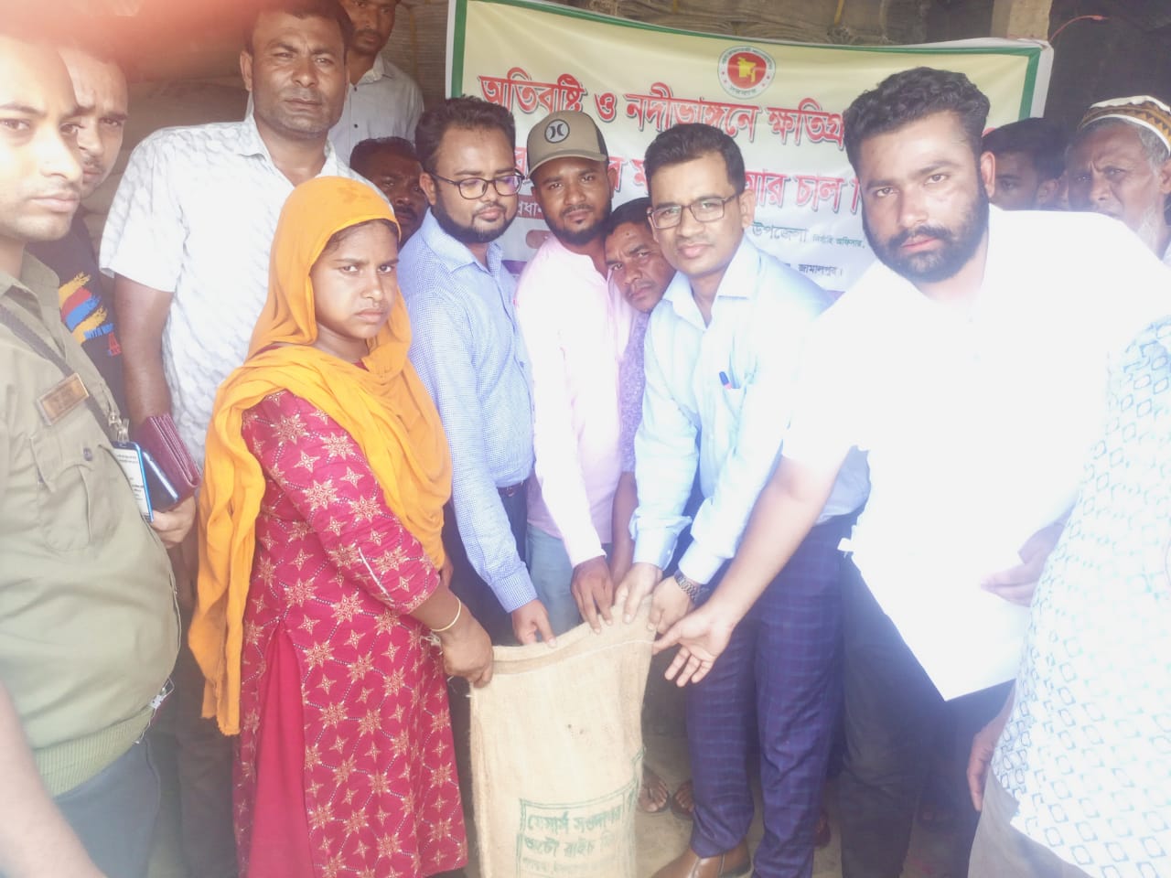 বকশীগঞ্জে নদী ভাঙ্গনের ক্ষতিগ্রস্ত পরিবারের মাঝে চাল বিতরণ