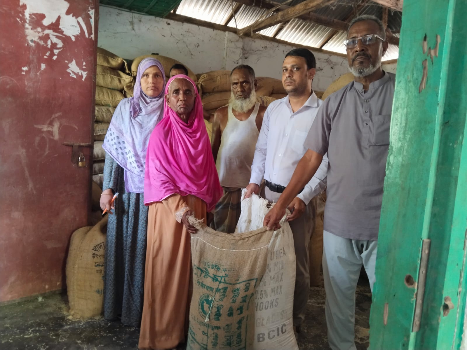 ঝিনাইগাতীতে ভিডব্লিবি’র চাল বিতরণ