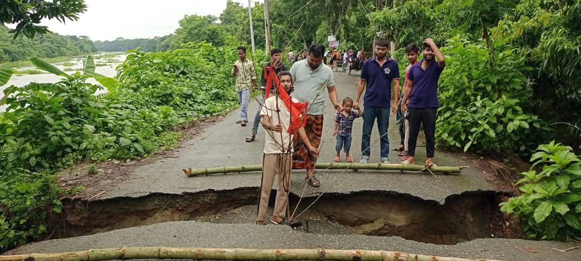 নড়াইলে অতিভারী বর্ষণে আঞ্চলিক সড়কের বেহাল দশা জনদুর্ভোগ চরমে