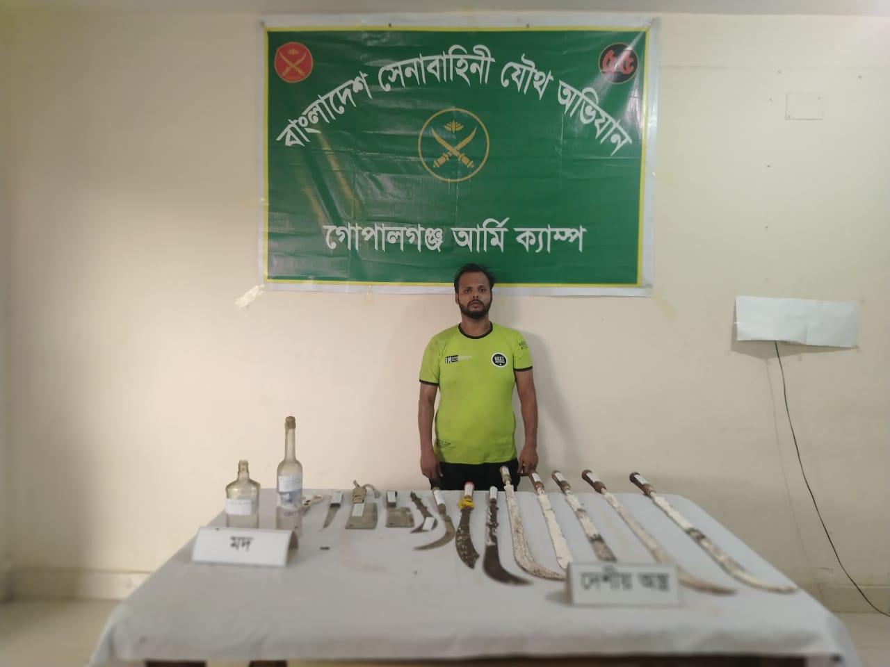 গোপালগঞ্জের কাশিয়ানী থেকে দেশীয় মারণাস্ত্রসহ নিষিদ্ধ ছাত্র সংগঠন ‘ছাত্রলীগ’-এর সদস্য যৌথ বাহিনীর অভিযানে গ্রেফতার