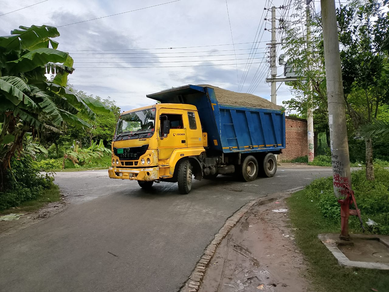 শৈলকুপায় ৪০ টনি বালুর ড্রাম ট্রাকের তান্ডব: ধ্বংসের মুখে গ্রামীণ সড়ক ও সেতু, প্রশাসন নির্বিকার!