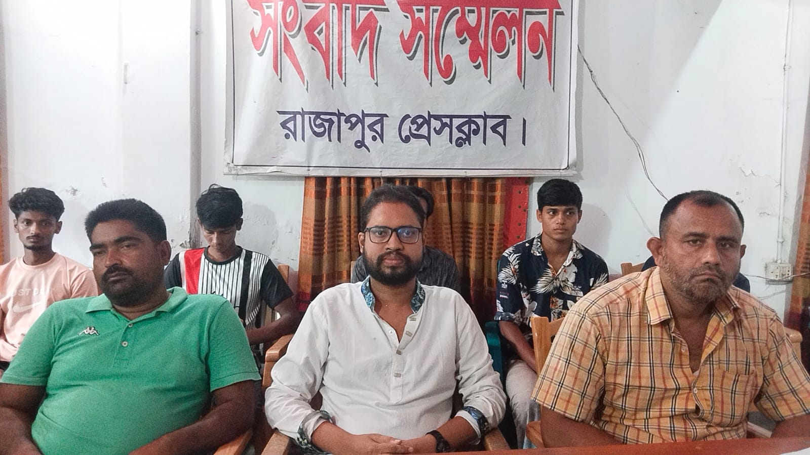 রাজাপুরে অপপ্রচারের বিরুদ্ধে যুবদল নেতার সংবাদ সম্মেলন