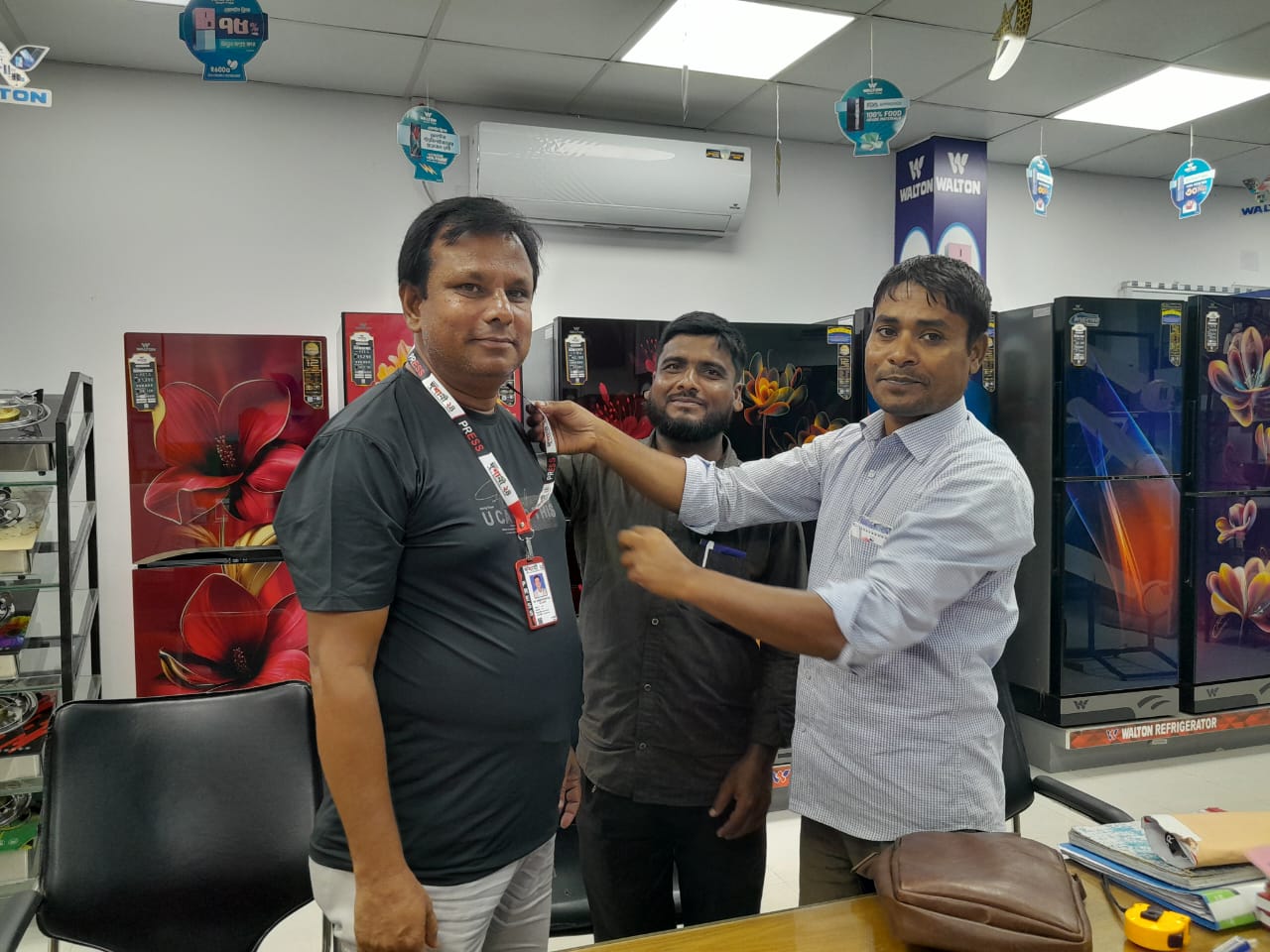 সাংবাদিক তারিকুল ইসলাম তারাকে ‘দশানী ২৪’-এর নিজস্ব প্রতিনিধি হিসেবে পরিচয়পত্র প্রদান