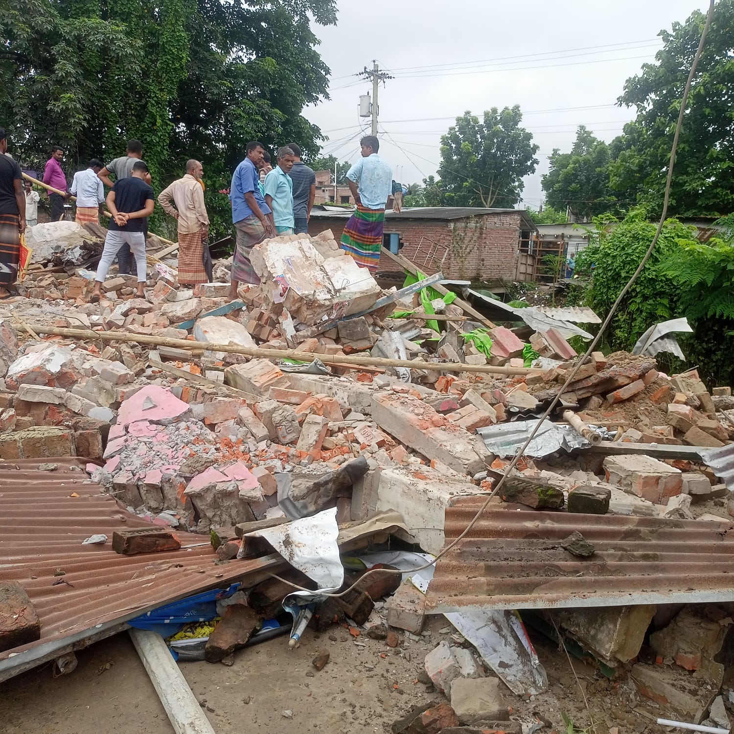 খালের দুই ধারে পানি উন্নয়ন বোর্ডের উচ্ছেদ অভিযান