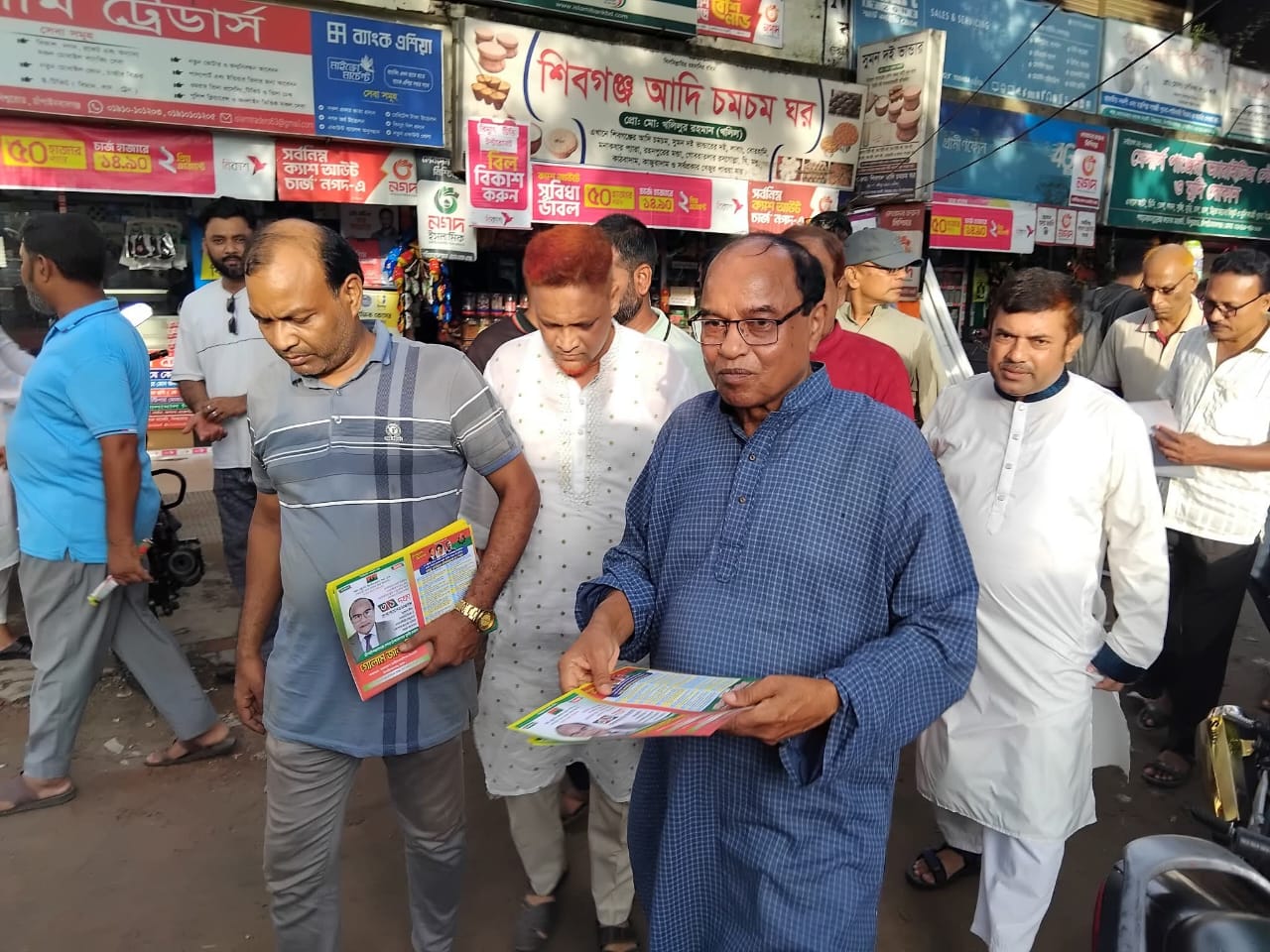 চাঁপাইনবাবগঞ্জে বিএনপির গণসংযোগ কার্যক্রমে লিফলেট বিতরণ