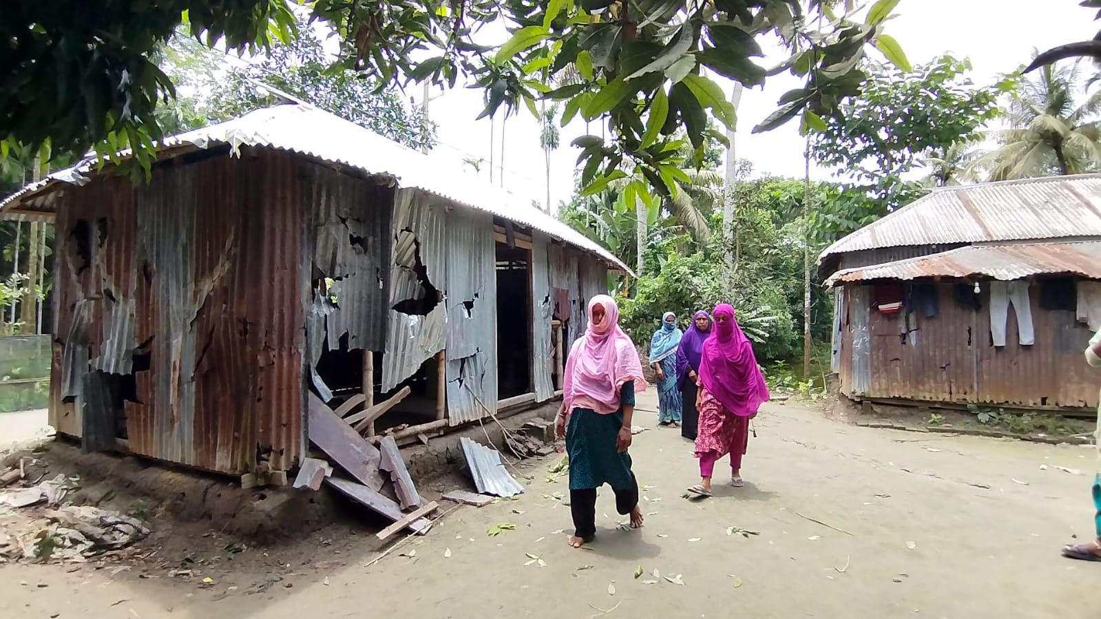 নড়াইলের লোহাগড়ায় আ’লীগ নেতার নেতৃত্বে বিএনপি নেতার বাড়িঘর ও অফিস ভাঙচুর