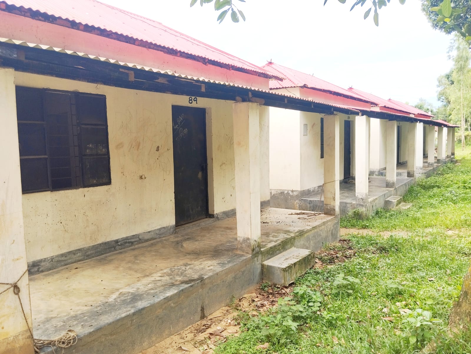 নালিতাবাড়ীর আশ্রয়ণ প্রকল্পের ঘর থাকলেও মানুষ নাই