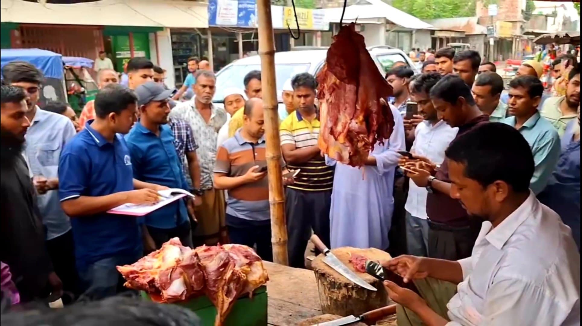 রৌমারীতে পচাঁ মাংস বিক্রির দায়ে ব্যবসায়ীকে জরিমানা, হুশিয়ার করলেন ইউএনও