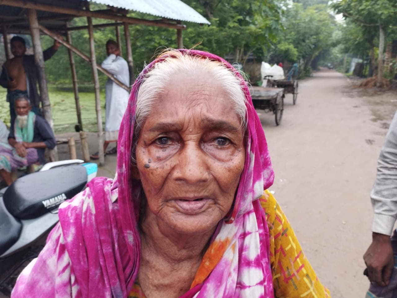 নড়াইলে ৮৫ বছরের বৃদ্ধার জমি লিখে নিয়ে বাড়ি থেকে তাড়িয়ে দেয়ার প্রতিবাদে মানববন্ধন