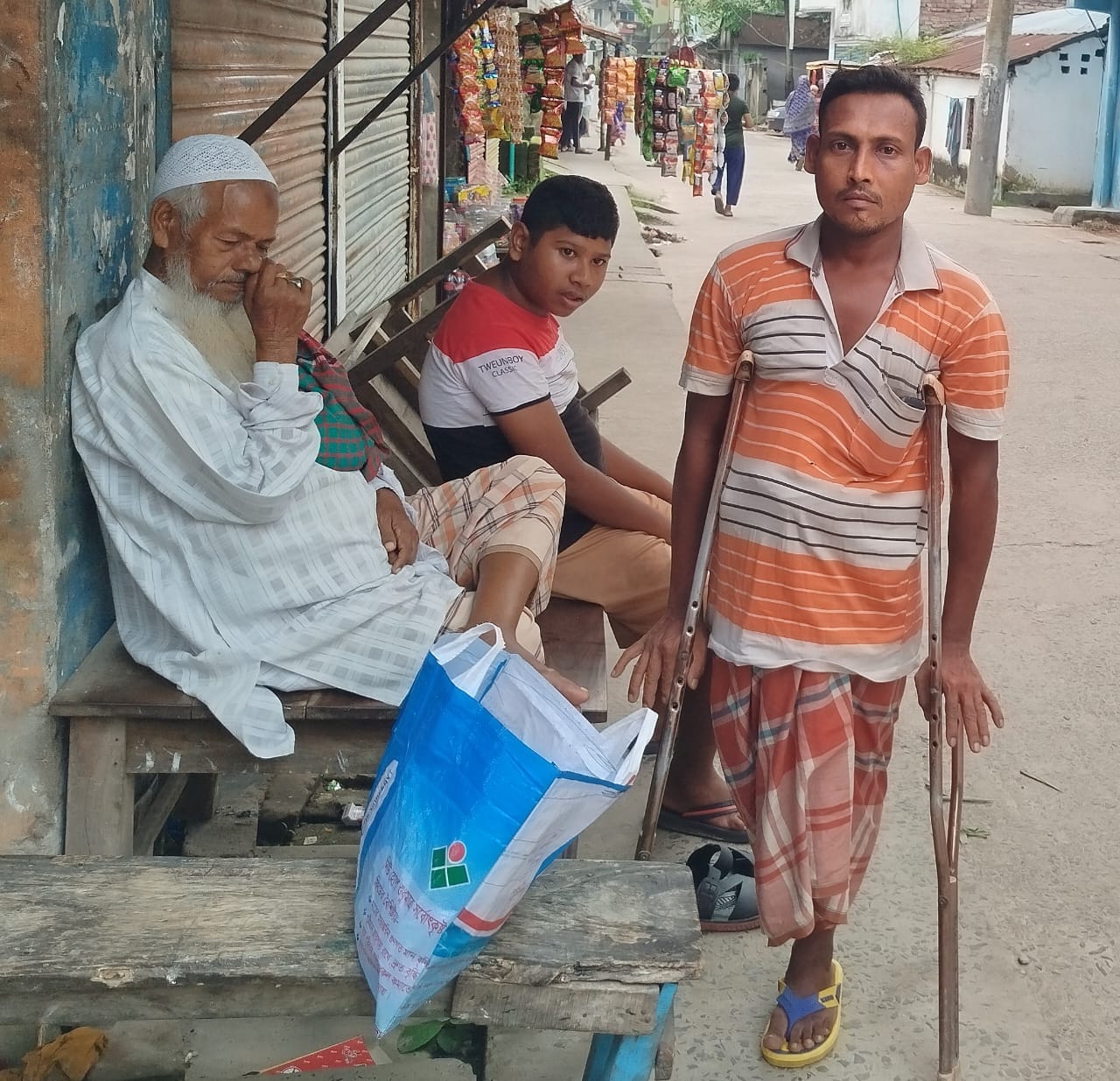 জেলা প্রশাসকের সু দৃষ্টি কামনা রায়পাড়ার পঙ্গু শুকুর আলীর আজ চরম দুর্দিন