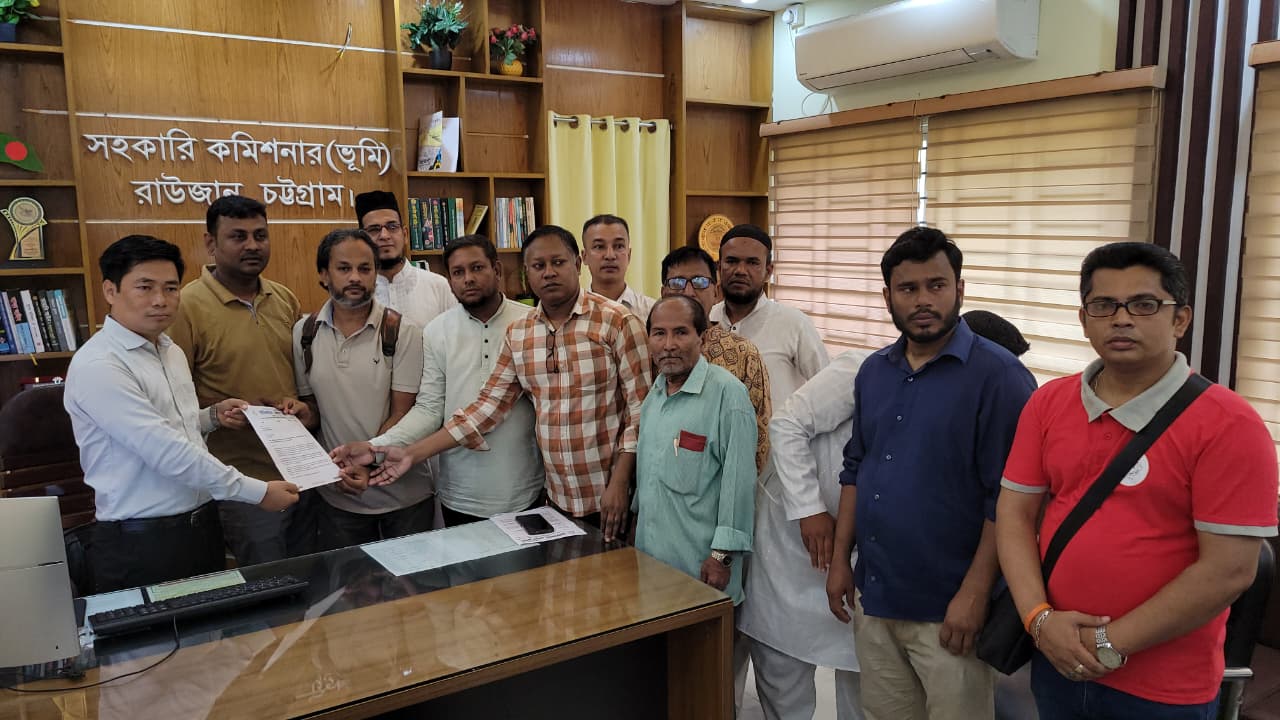 সাংবাদিক তুহিন হত্যার প্রতিবাদে রাউজান প্রেস ক্লাবের মানববন্ধন ও স্বরাষ্ট্র উপদেষ্টা বরাবরে স্মারকলিপি প্রদান