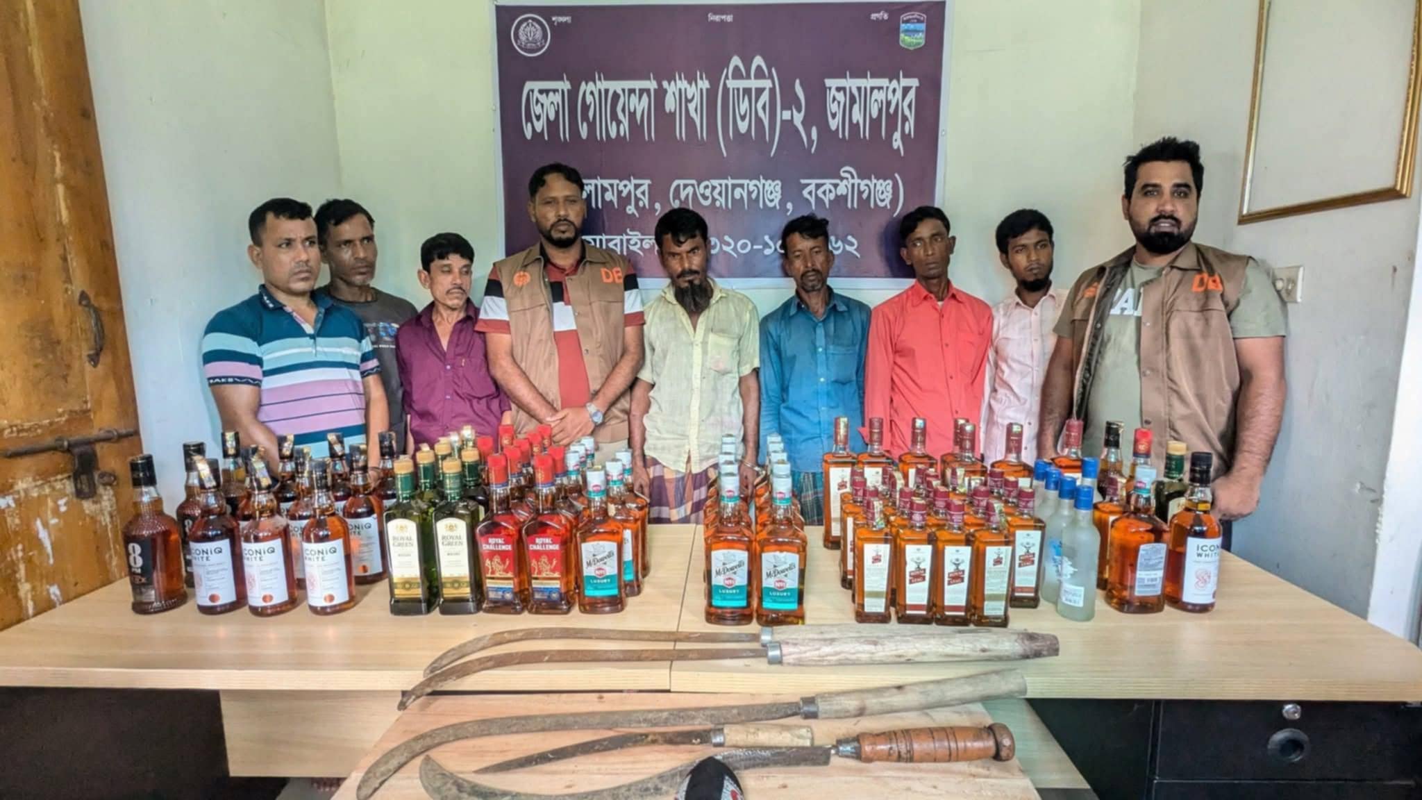 দেওয়ানগঞ্জ ভারতীয় ৮৩ বোতল মদ ও দেশীয় অস্ত্রসহ ৭ মাদক ব্যবসায়ী  গ্রেফতার 