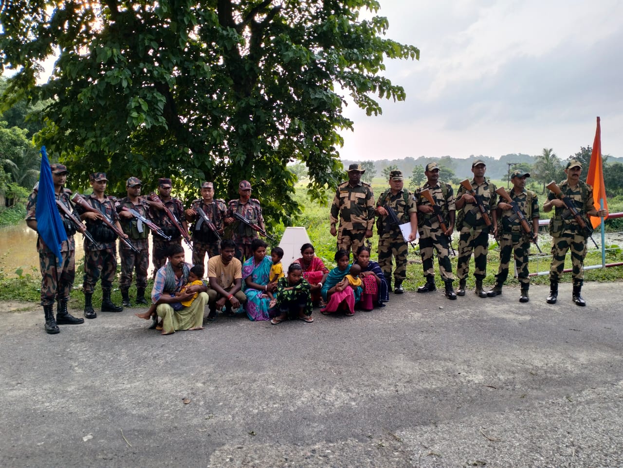 ভারতীয় সীমান্তরক্ষী বাহিনীর কাছে আটক ১০ জনকে পতাকা বৈঠকের মাধ্যমে বিজিবির নিকট হস্তান্তর