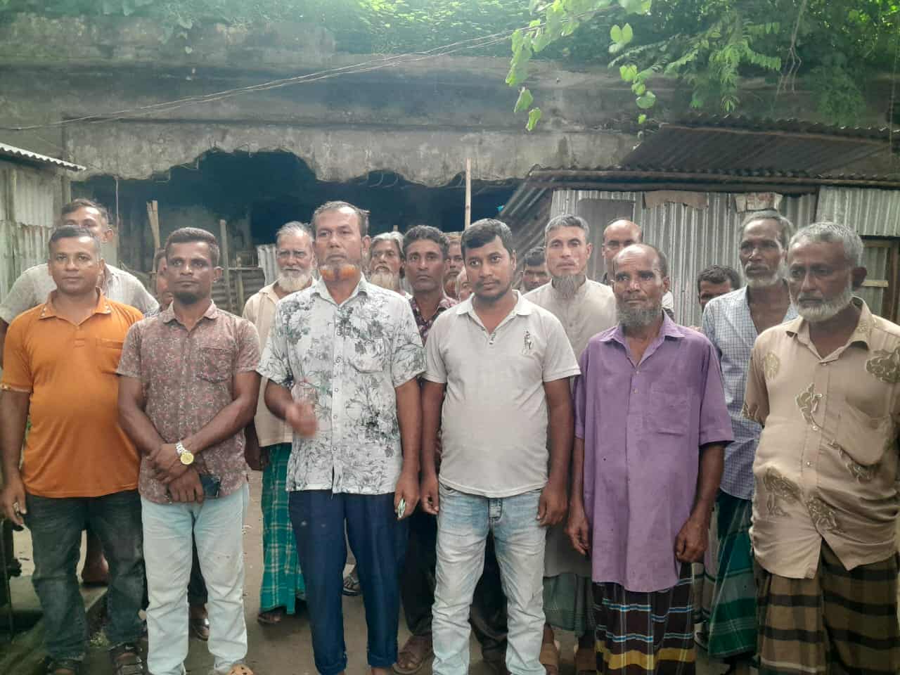 জিল বাংলা সুগার মিলে সারের দুর্নীতি ফাঁসকারীর বদলি প্রত্যাহারের দাবিতে কৃষকদের হুঁশিয়ারি