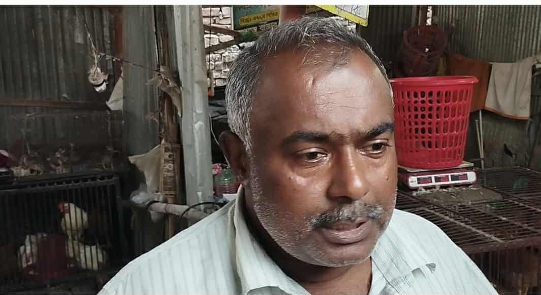 নড়াইলে বাটুল মজুমদারের সিন্ডিকেটে জিম্মি রুপগঞ্জ মুরগী বাজার! ওজনে কম ও দাম বেশীসহ জোর করে দোকান দখল করে নেওয়ার অভিযোগ