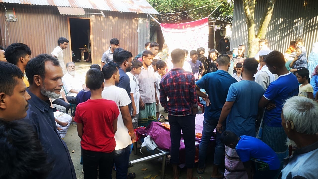 নরসিংদীতে যাত্রীবাহী বাসের ধাক্কায় ইজিবাইকের চালকসহ নিহত ৩