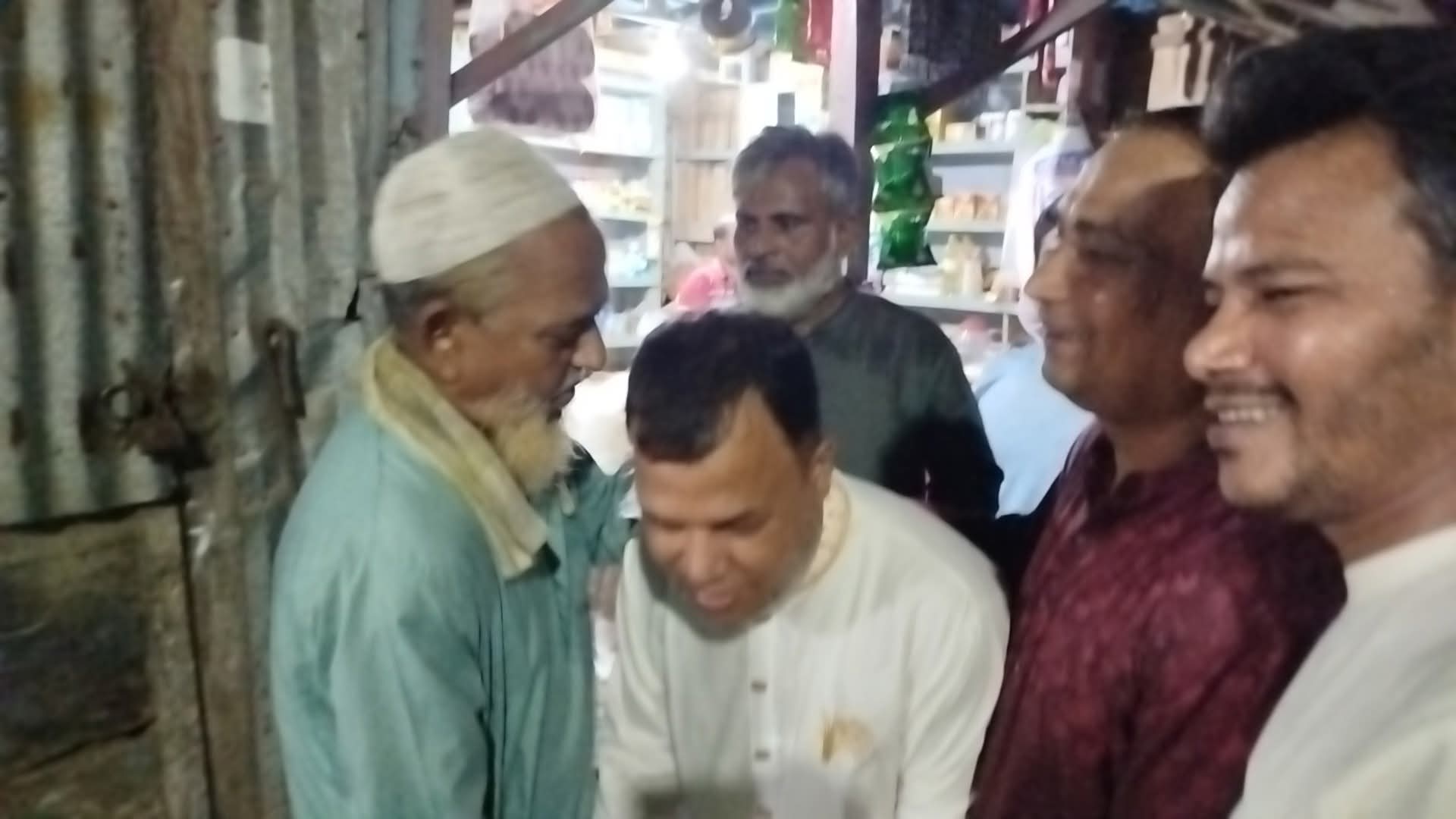 ঝালকাঠির বিনয়কাঠি বাজারে এ্যাডঃ শাহাদাৎ হোসেনের গন সংযোগ