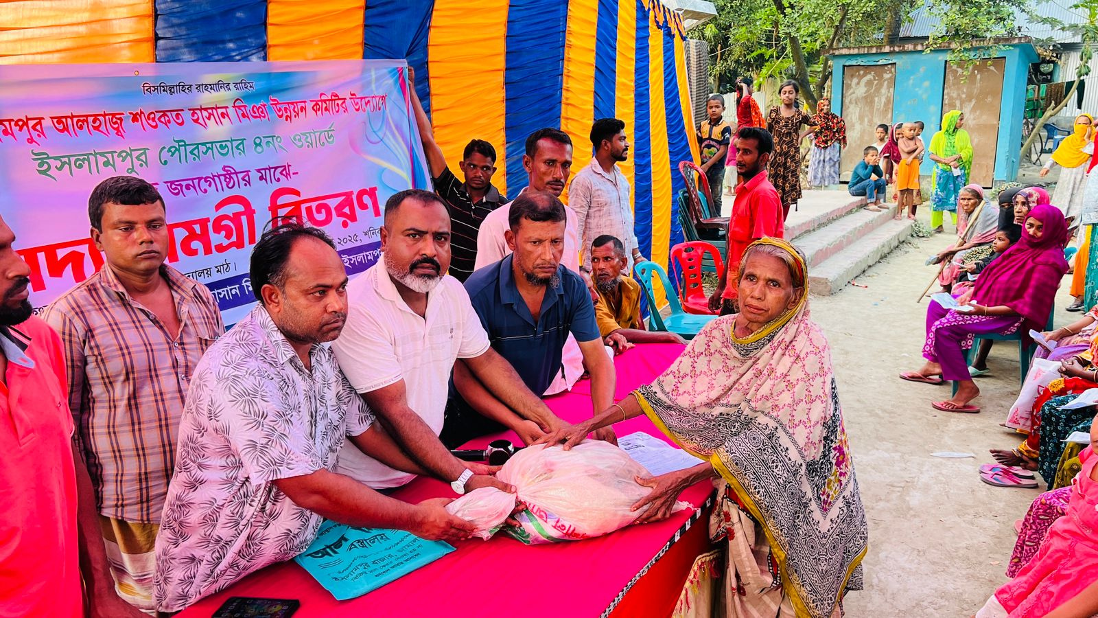 ইসলামপুরে আলহাজ্ব শওকত হাসান মিঞা উদ্যোগে ৫০০শত পরিবারের মাঝে খাদ্যসামগ্রী বিতরণ
