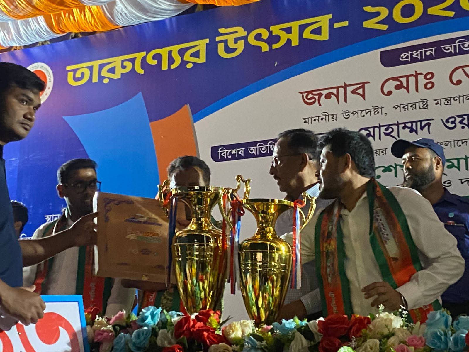 নরসিংদীর মেঘনা নদীতে নৌকা বাইচ প্রতিযোগিতা অনুষ্ঠিত