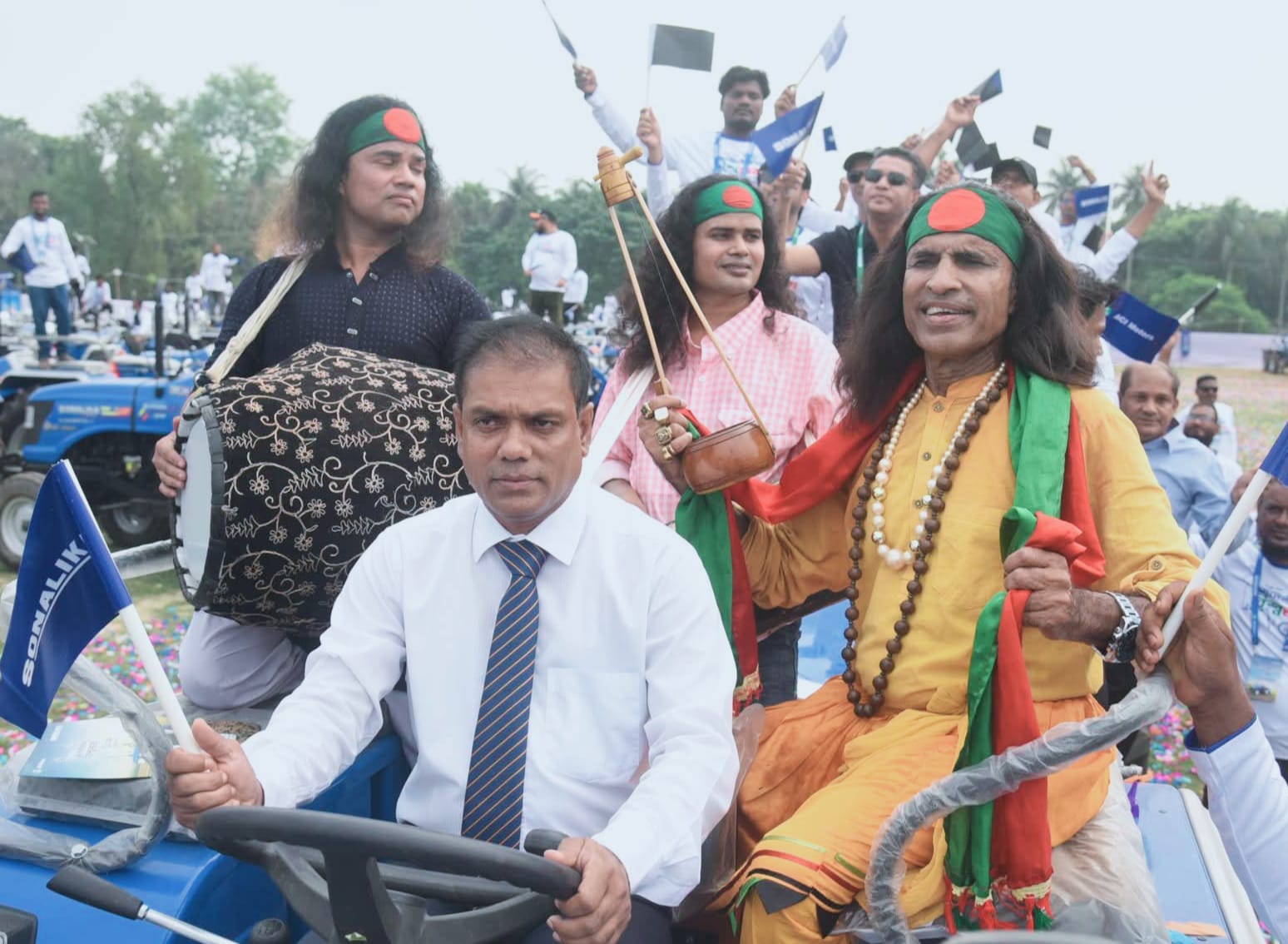 দিনাজপুরে ৩৫০টি সোনালিকা ট্রাক্টর হস্তান্তরে-গিনেস বুক রেকর্ডস