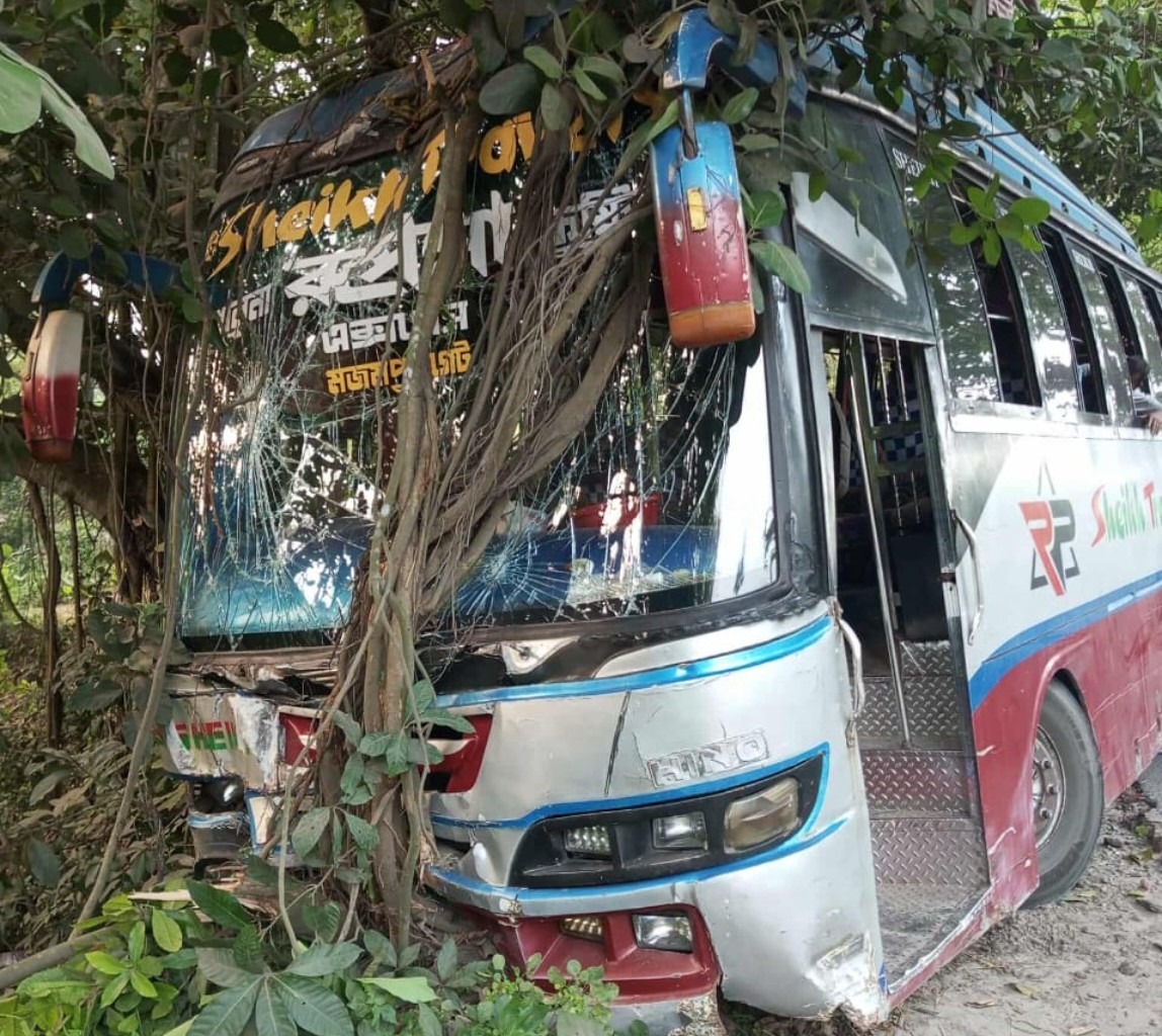 ঝিনাইদহ-কুষ্টিয়া মহাসড়কে রূপসা বাস দুর্ঘটনা, চালক গুরুতর আহত