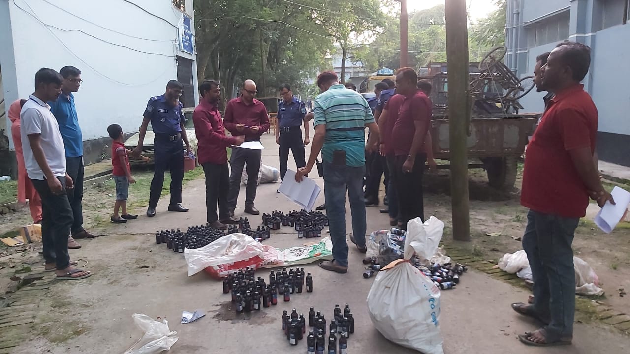 চাঁপাইনবাবগঞ্জে আদালতের নির্দেশে বিভিন্ন প্রকার মাদকদ্রব্য ধ্বংস