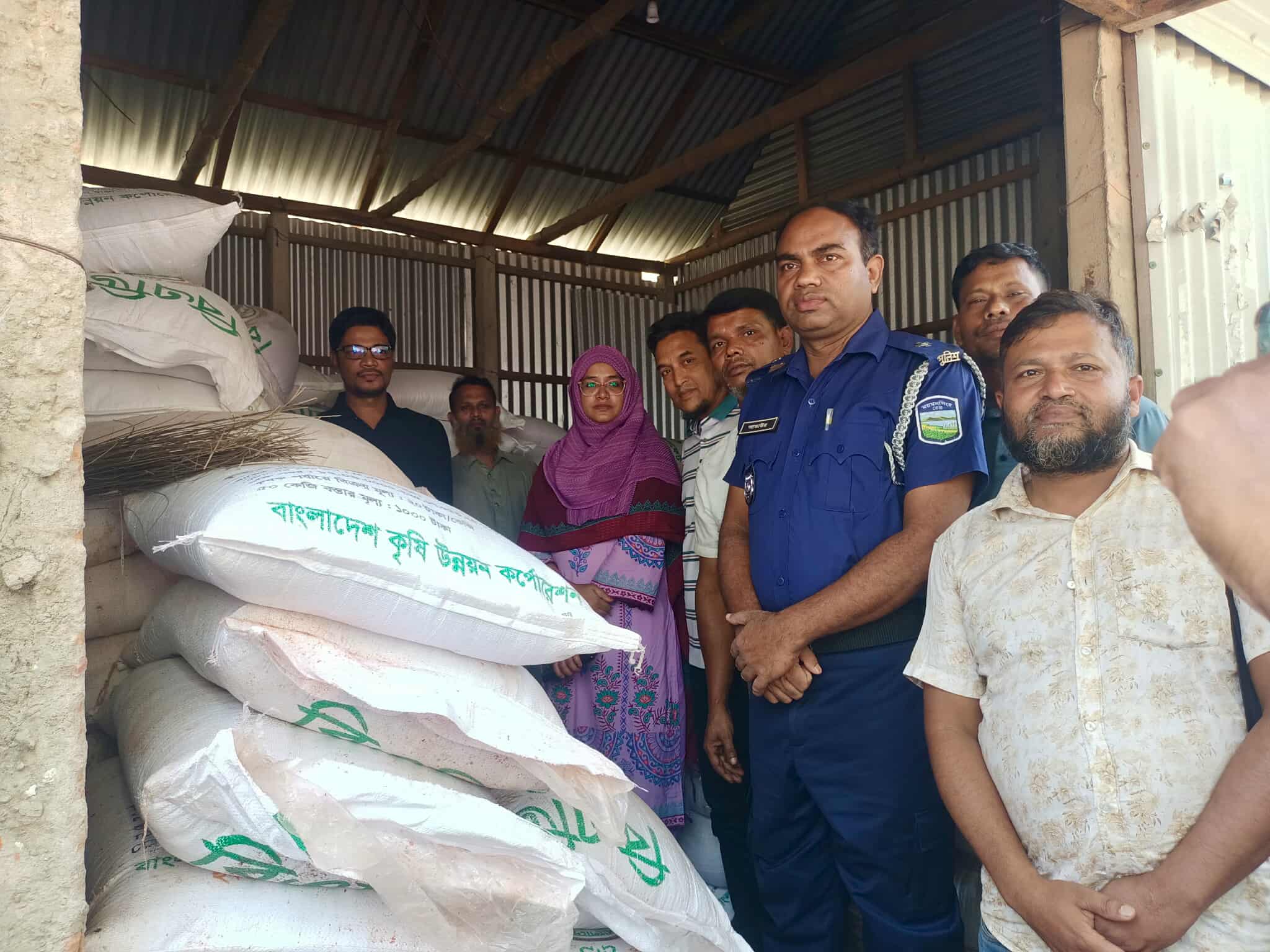 বকশীগঞ্জে অবৈধভাবে সার সংরক্ষণে জরিমানা!