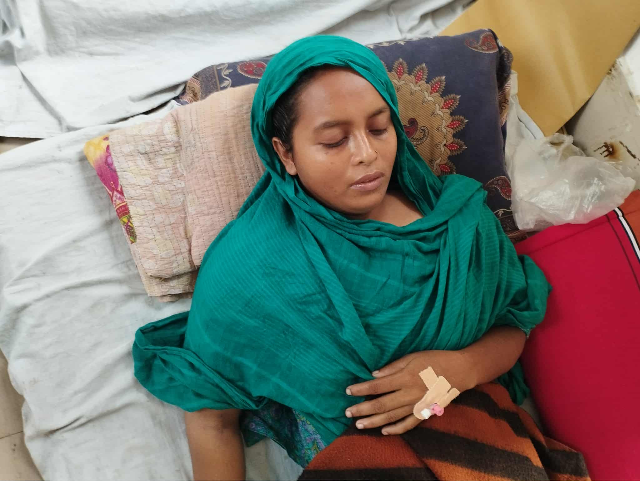 নড়াইলে পুনরায় যৌতুক নিতে শান্তা খানমকে পিটিয়ে আহত করেছে স্বামী রিফায়েত