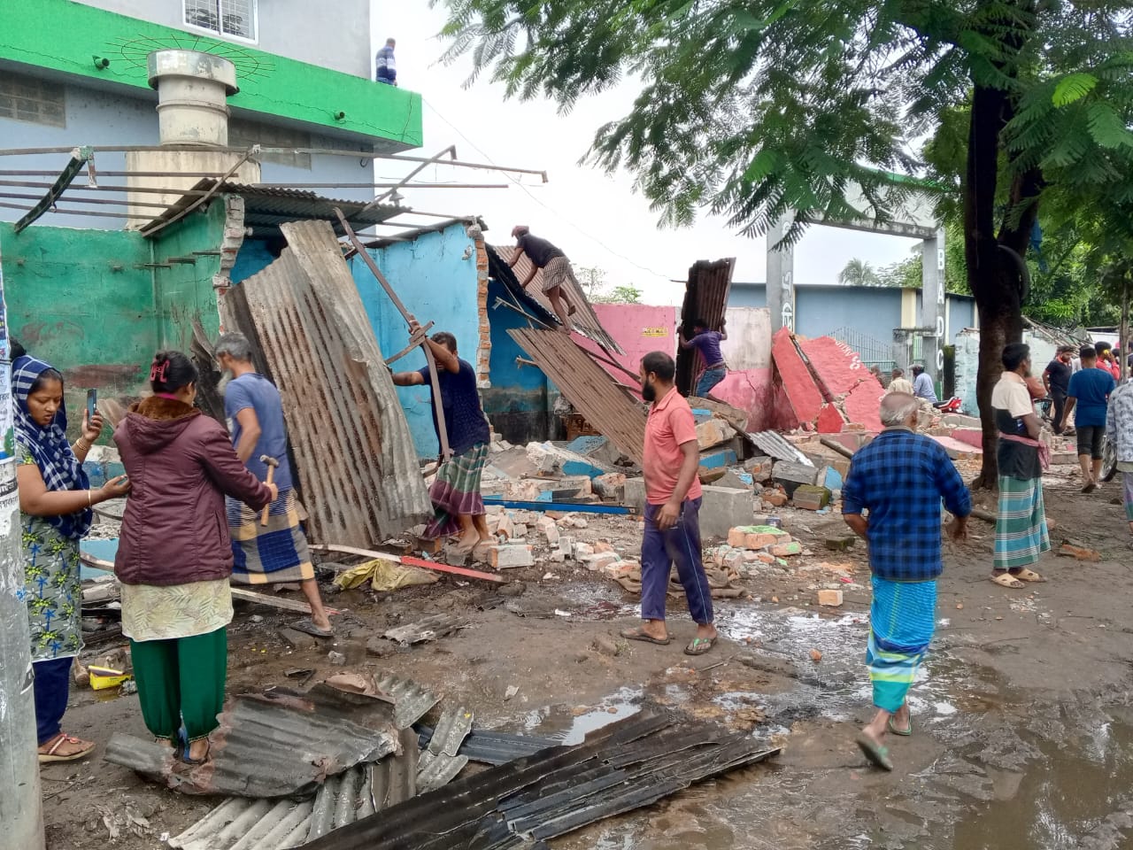 দিনাজপুরে ১২ কিলোমিটারজুড়ে অবৈধ স্থাপনা উচ্ছেদ অভিযান