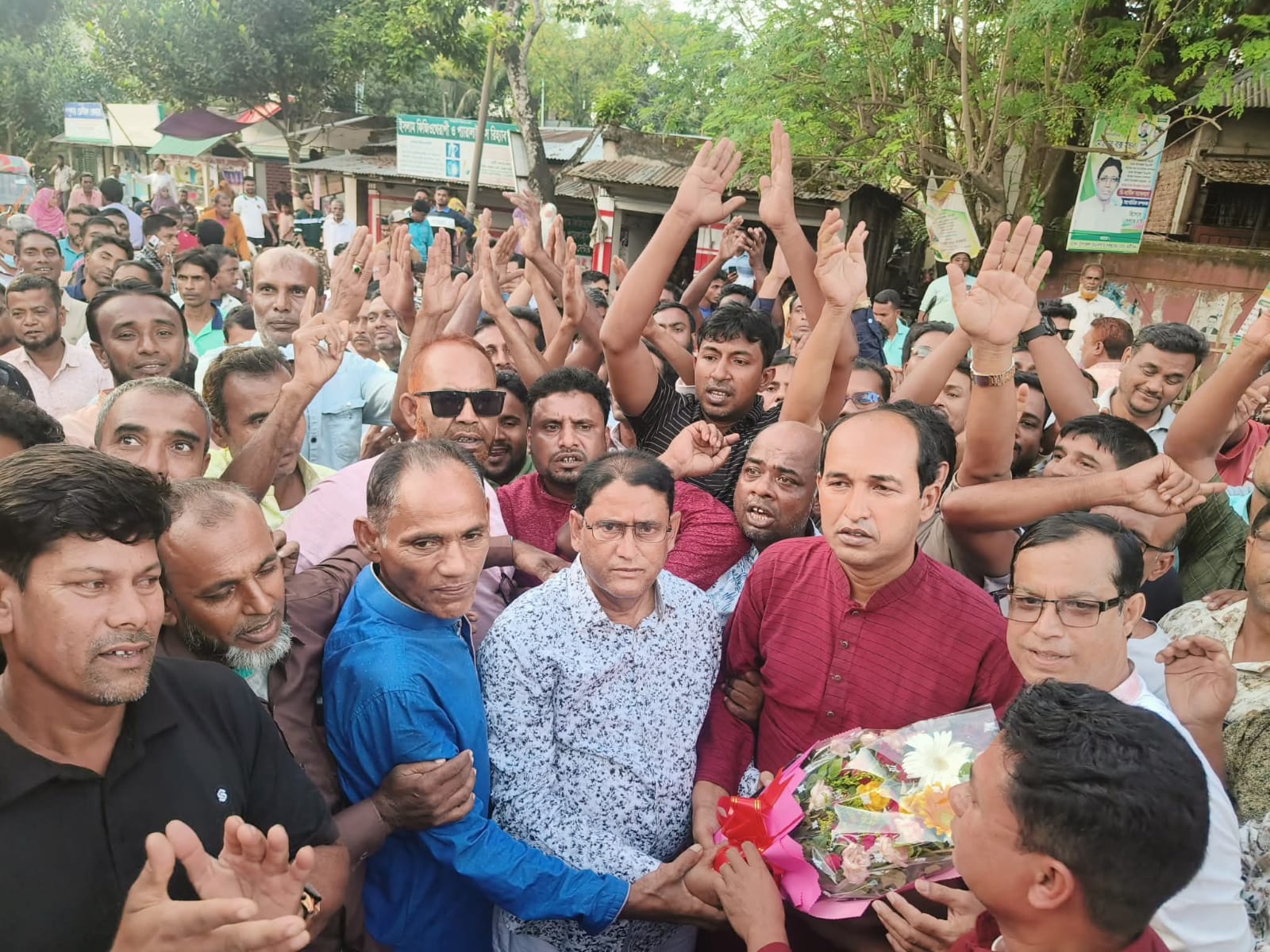 মান্দায় বিএনপির মনোনীত প্রার্থী ডা: টিপুকে যুবদলের শুভেচ্ছা
