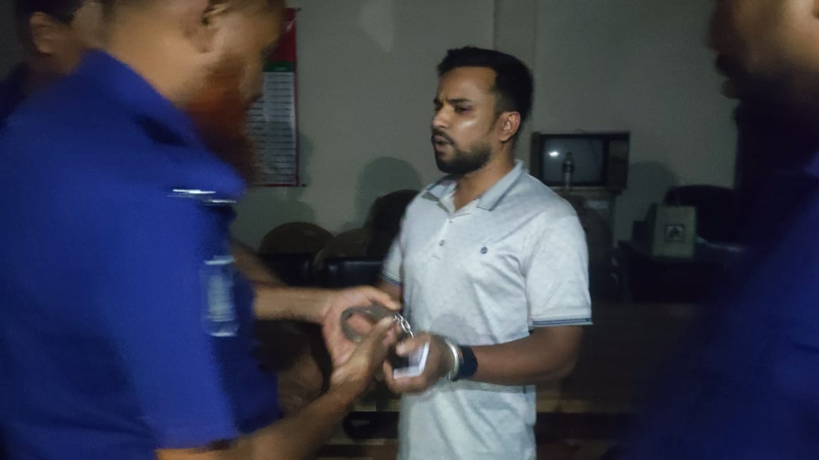 পৌরসভার কর্মকর্তাকে ভয়ভীতি-হুমকি, মারধরের চেষ্টাকালে আটক করে পুলিশে সোপর্দ