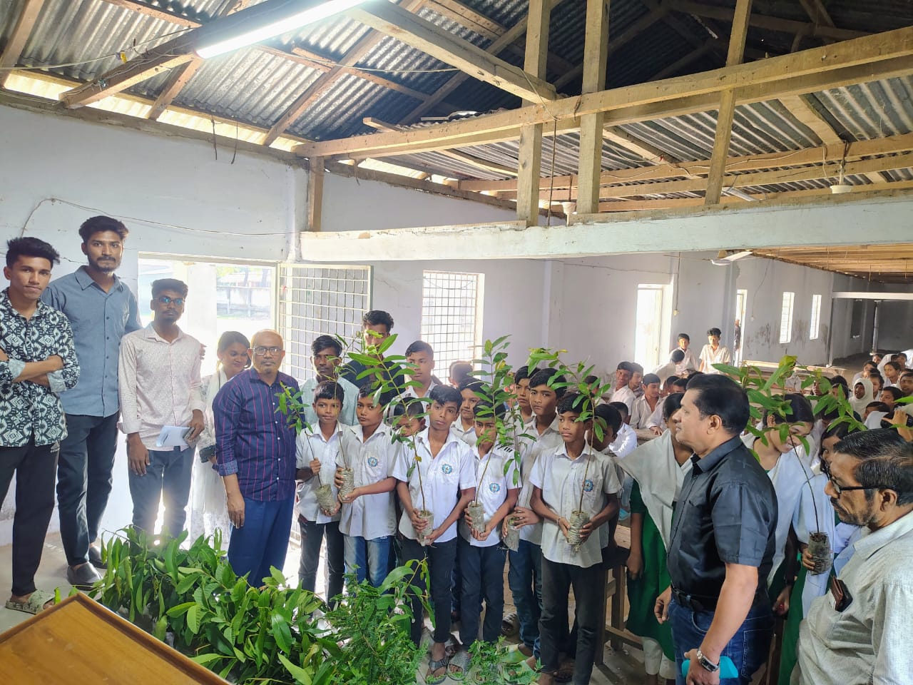 আমতলীতে স্বপ্নছোঁয়া তরুবীজ কর্মসূচি ও মাদককে ‘লাল কার্ড প্রদর্শন