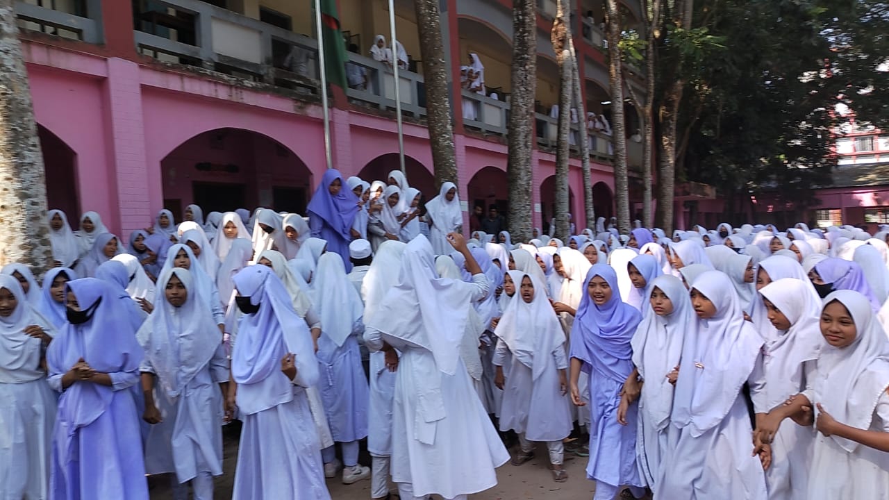 নোয়াখালীর বেগমগঞ্জে চন্দ্রগন্জ উচ্চ বিদ্যালয়ের ছাত্রী শ্লীলতাহানির অভিযোগে শিক্ষার্থীদের বিক্ষোভ ও সড়ক অবরোধ