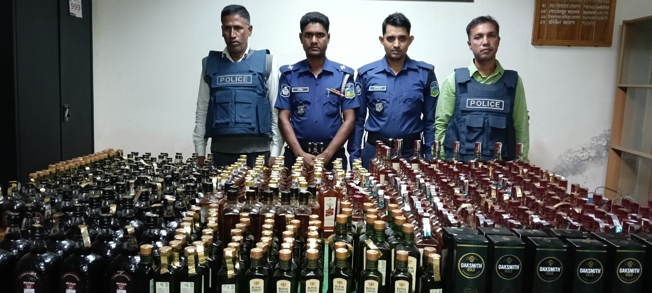 ঝিনাইগাতে পুলিশের অভিযানে বিপুল পরিমাণ ভারতীয় মদ জব্দ