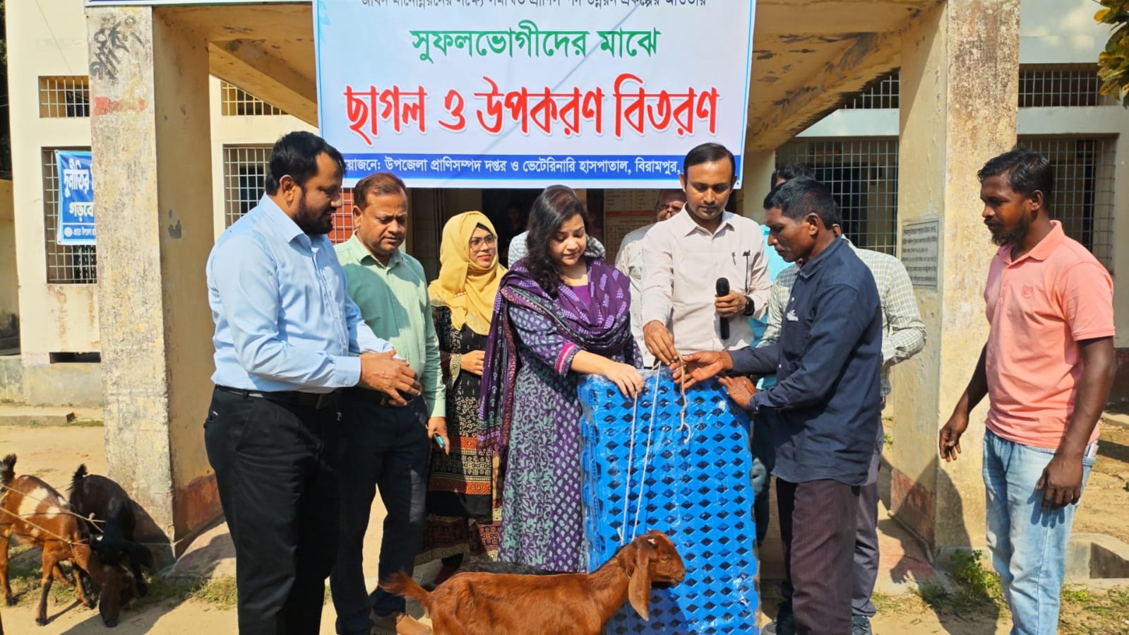বিরামপুরে ক্ষুদ্র নৃ-গোষ্ঠীর মাঝে ছাগল ও উপকরণ বিতরণ