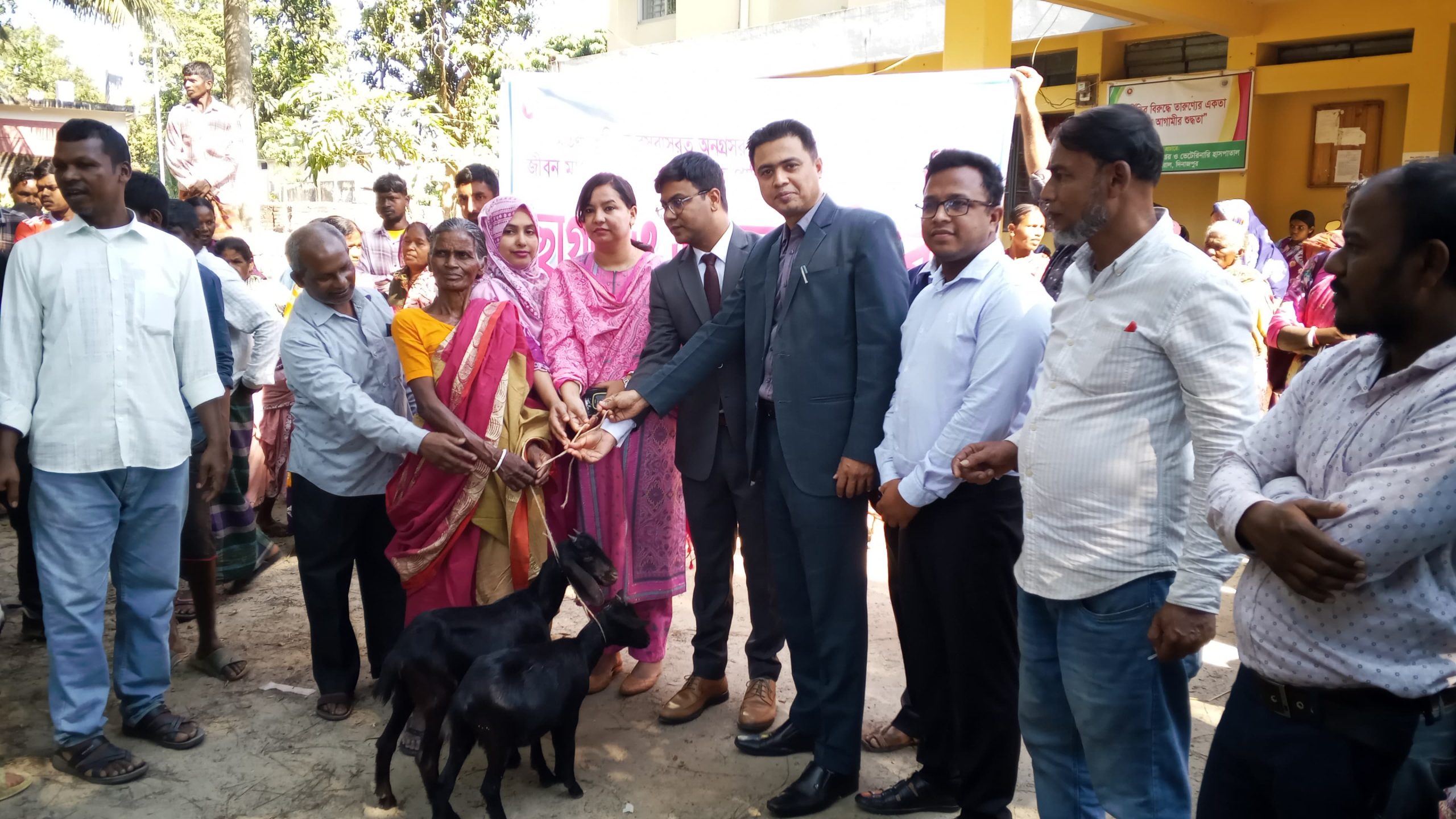 কাহারোলে নৃ-গোষ্ঠীদের মাঝে ছাগল বিতরণ।।