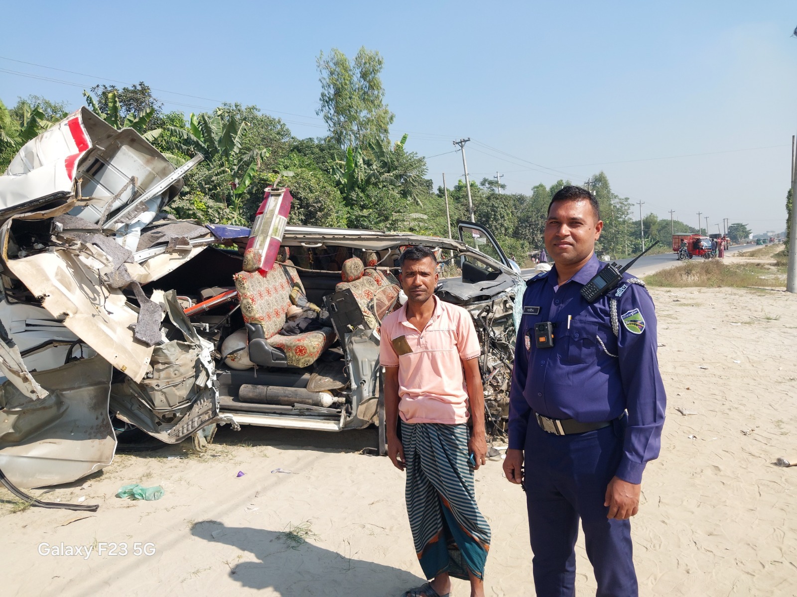 নরসিংদীর রায়পুরায় এনা বাস ও অ্যাম্বুলেন্সের মুখোমুখি সংঘর্ষে চালক নিহত