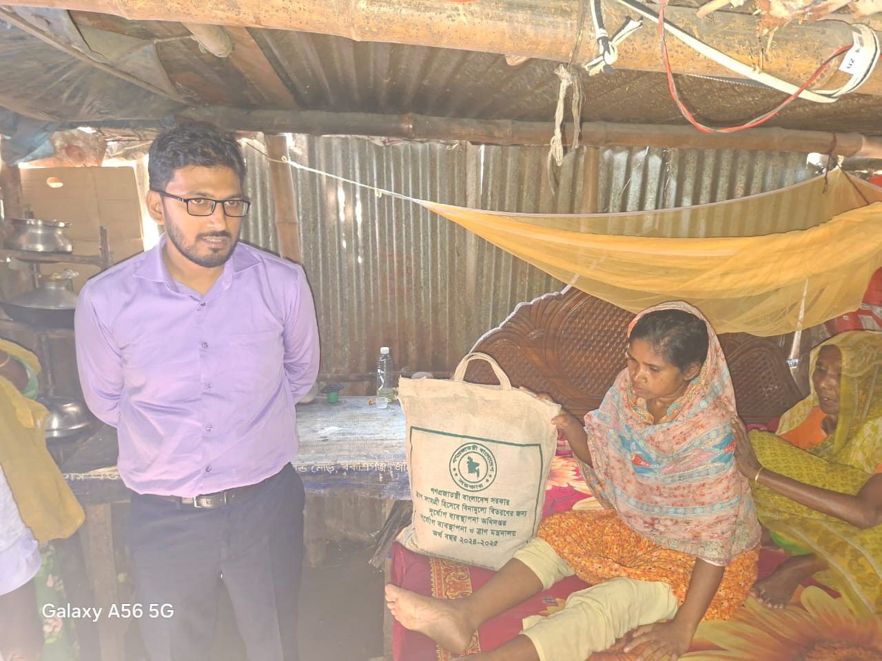 বকশীগঞ্জে অসুস্থ তিন সন্তানের জননীর খোঁজ নিলেন ইউএনও শাহ জহুরুল হোসেন