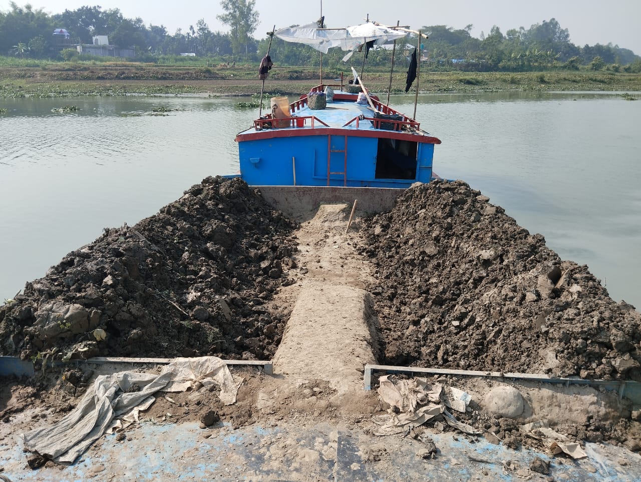 অবৈধভাবে নদী থেকে মাটি কাটার দায়ে ৯ জনের কারাদণ্ড,ভ্রাম্যমাণ আদালতের অভিযান