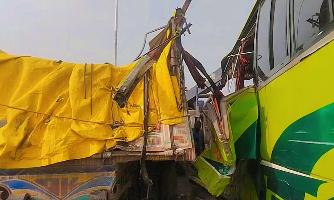 ঢাকা-ভাঙ্গা এক্সপ্রেসওয়েতে বাস-ট্রাক সংঘর্ষে ৩ জন নিহত, আহত ১৫