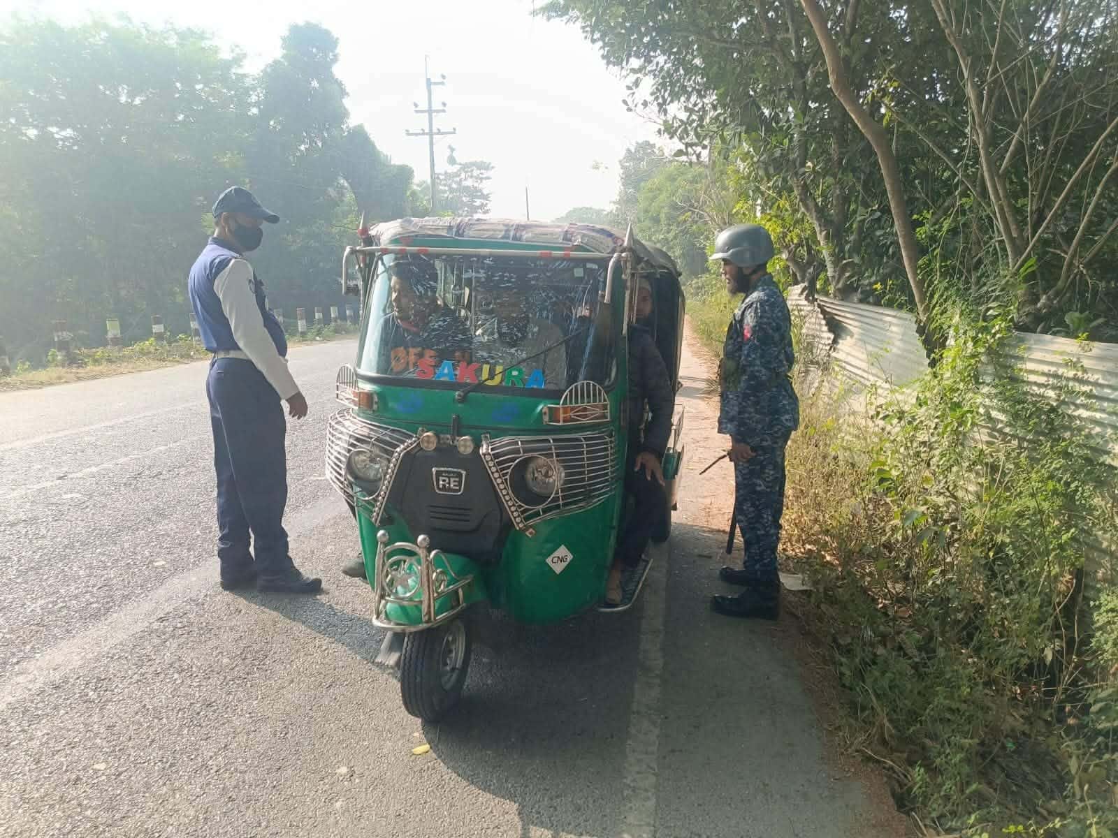 আমতলীতে আইনশৃঙ্খলা পরিস্থিতি বজায় রাখতে নৌবাহিনী ও পুলিশের যৌথ চেকপোস্ট