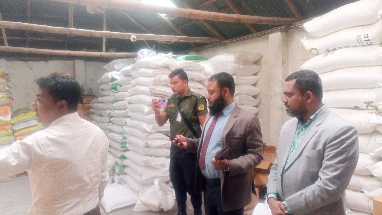 অসাধু সার ডিলার ও মজুদকারীদের বিরুদ্ধে সেনাবাহিনীর অভিযানে বিপুল পরিমান ভর্তুকির সার উদ্ধার, জরিমানা