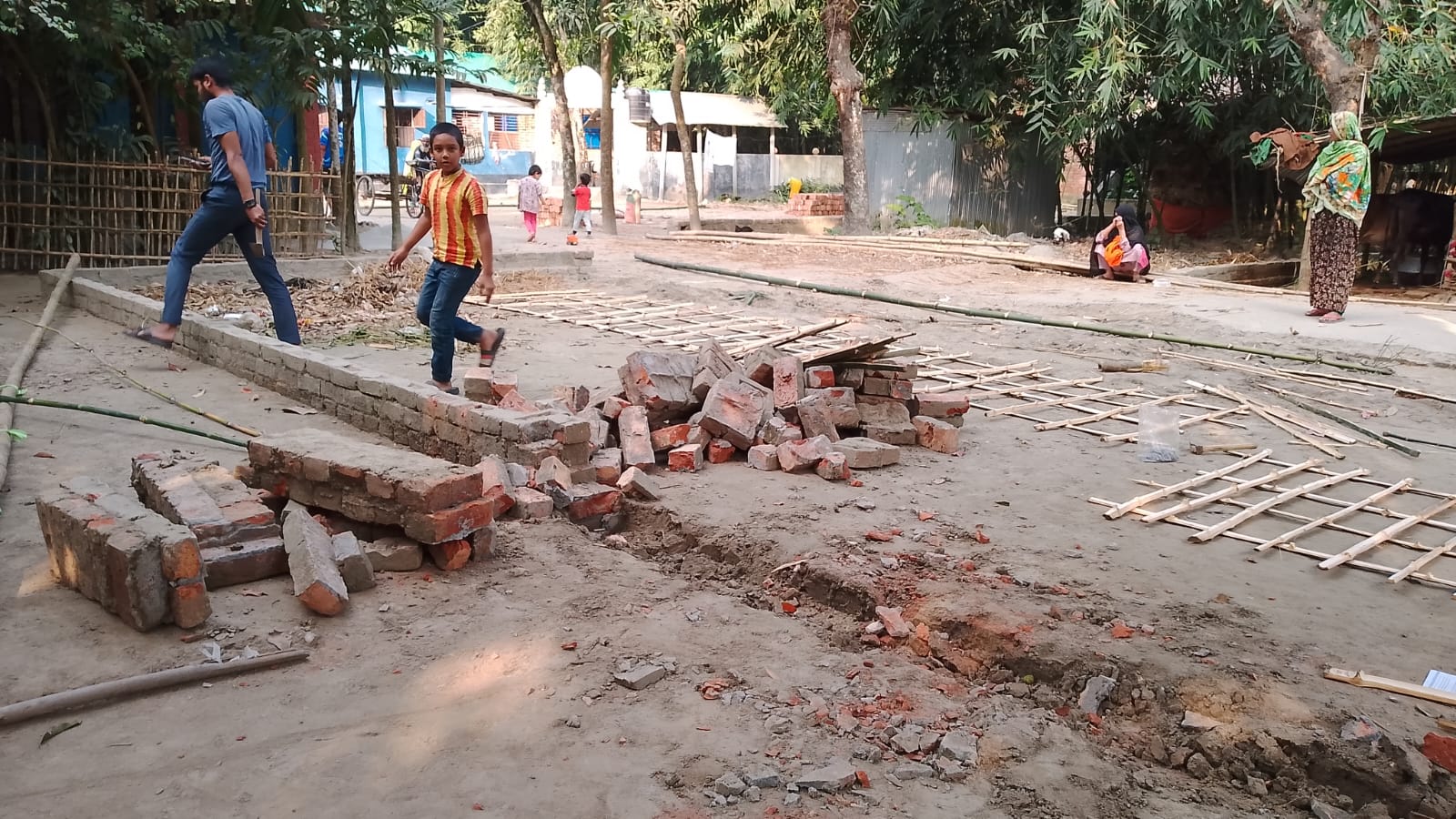 কিশোরগঞ্জ উপজেলা সোনালী ব্যাংক ব্যবস্থাপকের মা ও খালা কর্তৃক বসতবাড়ীর প্রাচীর ভাংচুরের অভিযোগ