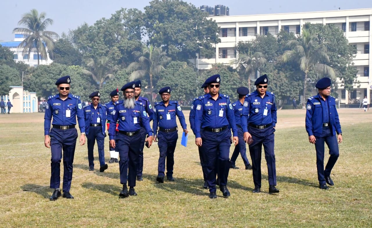 দিনাজপুর পুলিশ লাইনস্ মাঠে বর্ণাঢ্য মাস্টার প্যারেড অনুষ্ঠিত