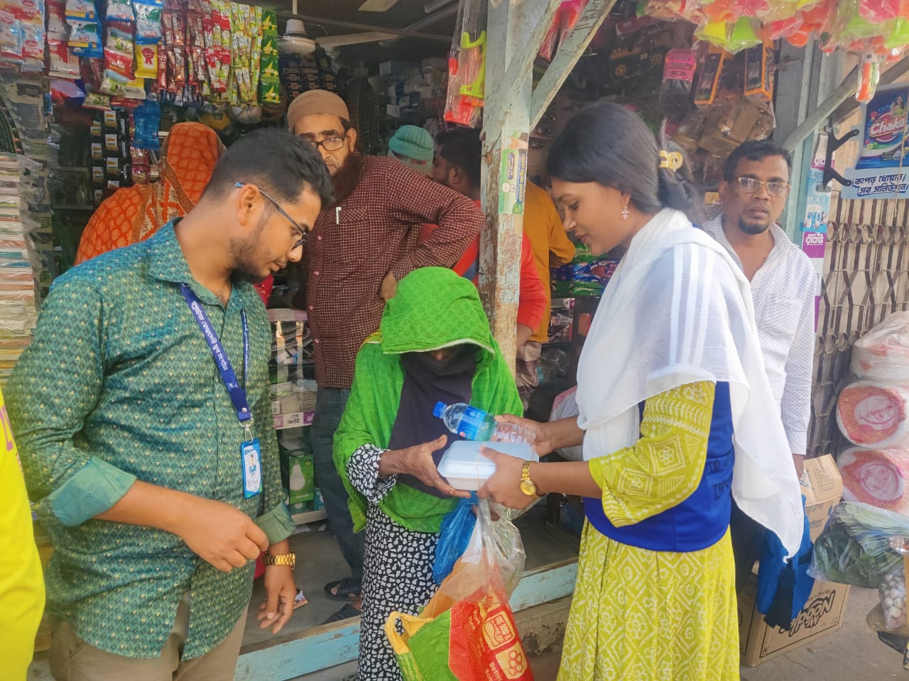 মহান বিজয় দিবসে মানবতার জয়গান: আমতলীতে স্বপ্নছোঁয়া স্বেচ্ছাসেবী যুব সংগঠনের খাবার বিতরণ