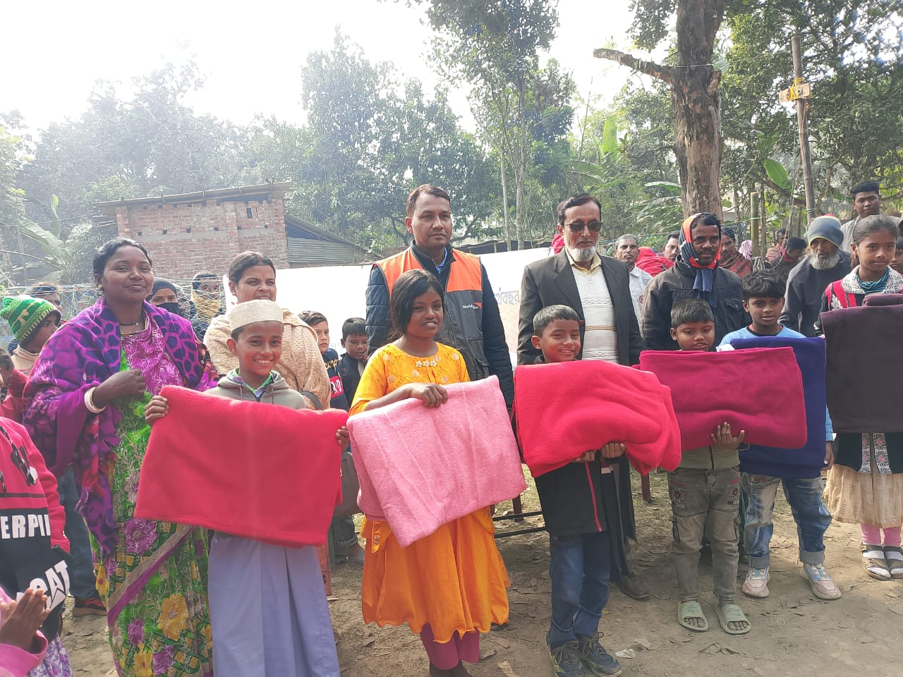 কাহারোলে ওয়ার্ল্ড ভিশনের উদ্যোগে শীত বস্ত্র বিতরণ।