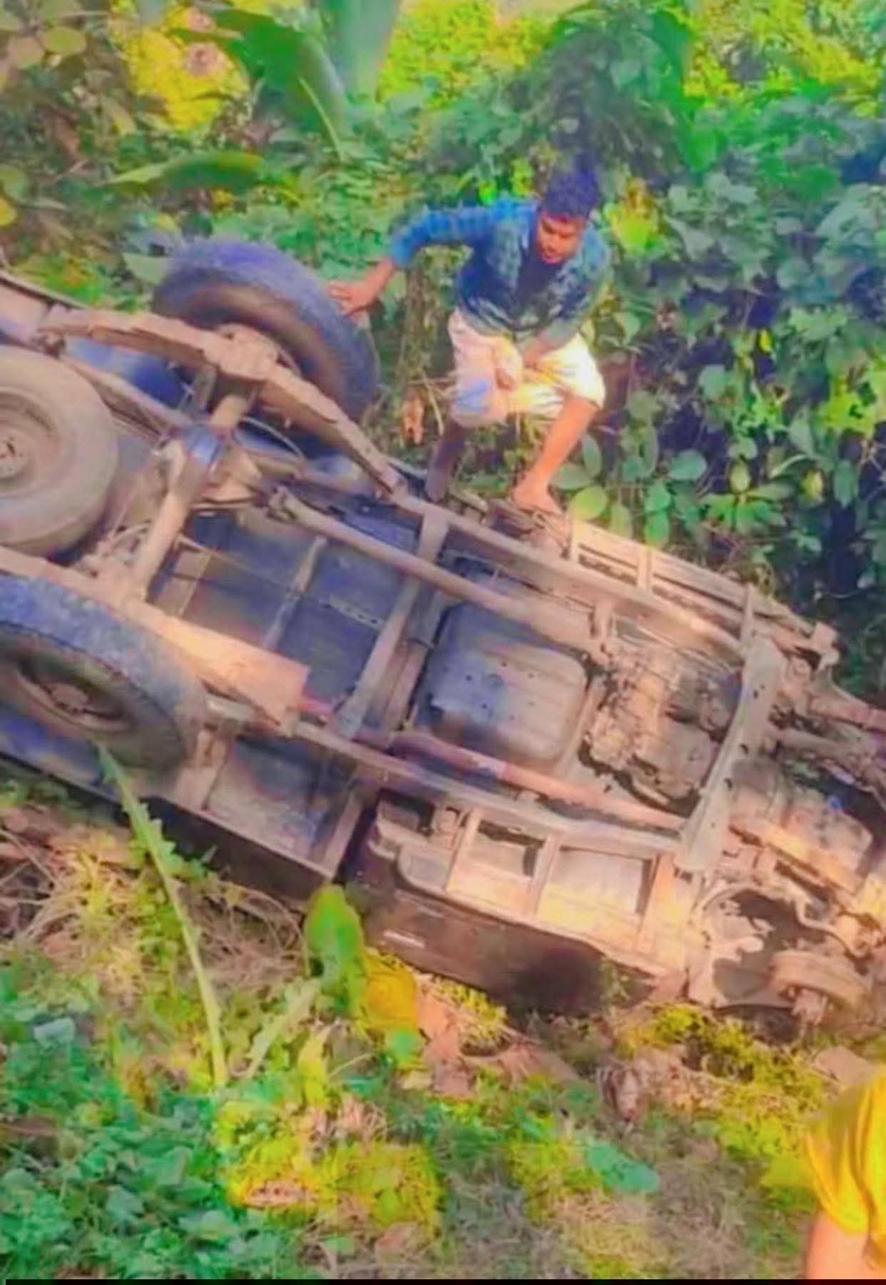 লামা–চকরিয়া সড়কে মালবাহী গাড়ি নিয়ন্ত্রণ হারিয়ে রাস্তার পাশে, চালক নিরাপদ