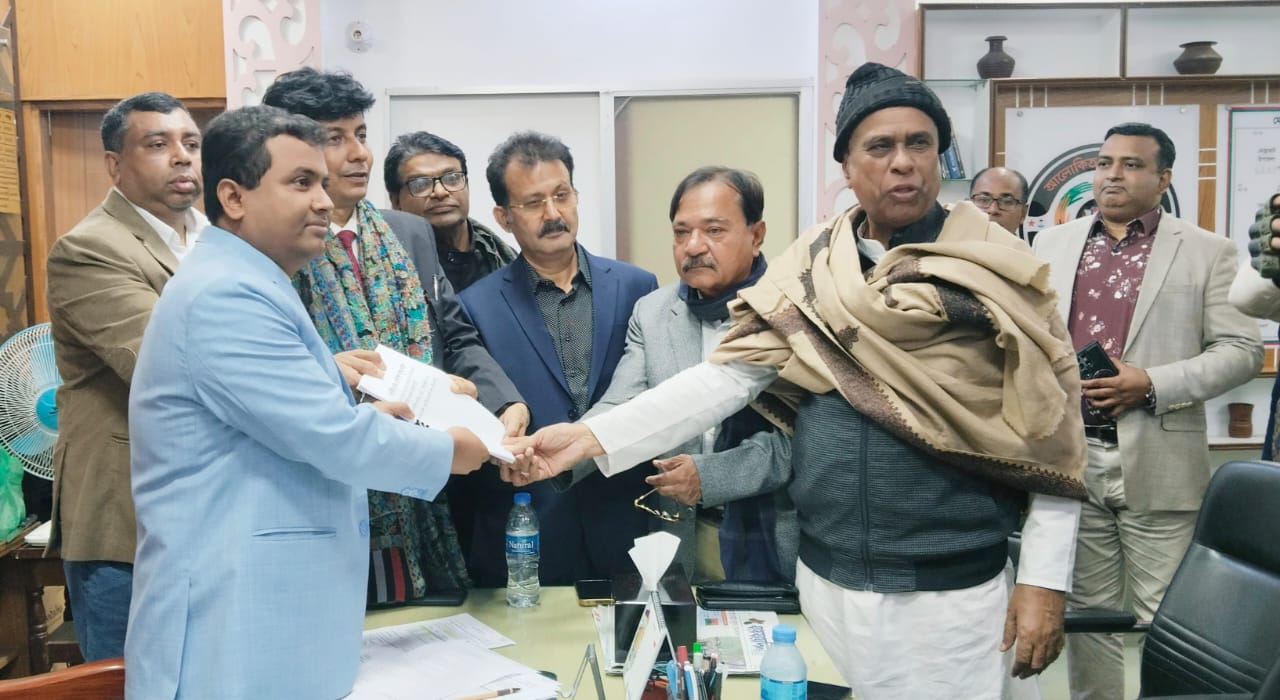 বাগেরহাট-১ আসনের বিএনপি মনোনীত প্রার্থীর মনোনয়নপত্র দাখিল।